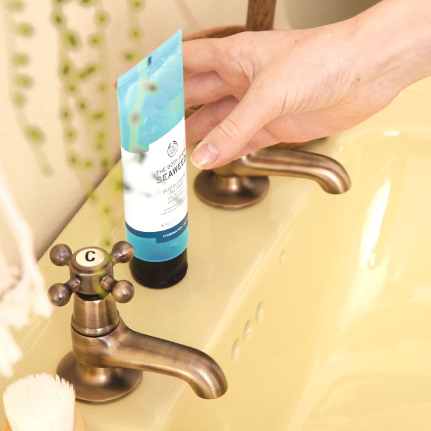 Foxy.in Buy The Body Shop Deep Cleansing Seaweed Face Wash (125ml) online in India on Foxy